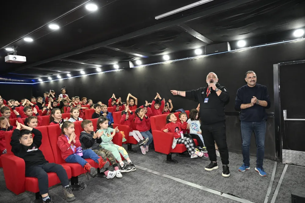 GEZEN SİNEMA TIRI ÇOCUKLARA UNUTULMAZ ANLAR YAŞATTI 
