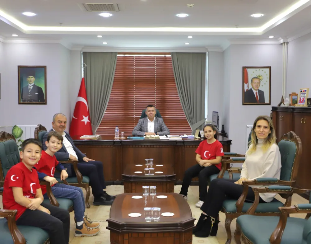 DÜNYA ROBOT ŞAMPİYONASI SONRASI MİNİK AKINCILAR’DAN KAYMAKAMIMIZ FATİH BAYRAM’I ZİYARET 