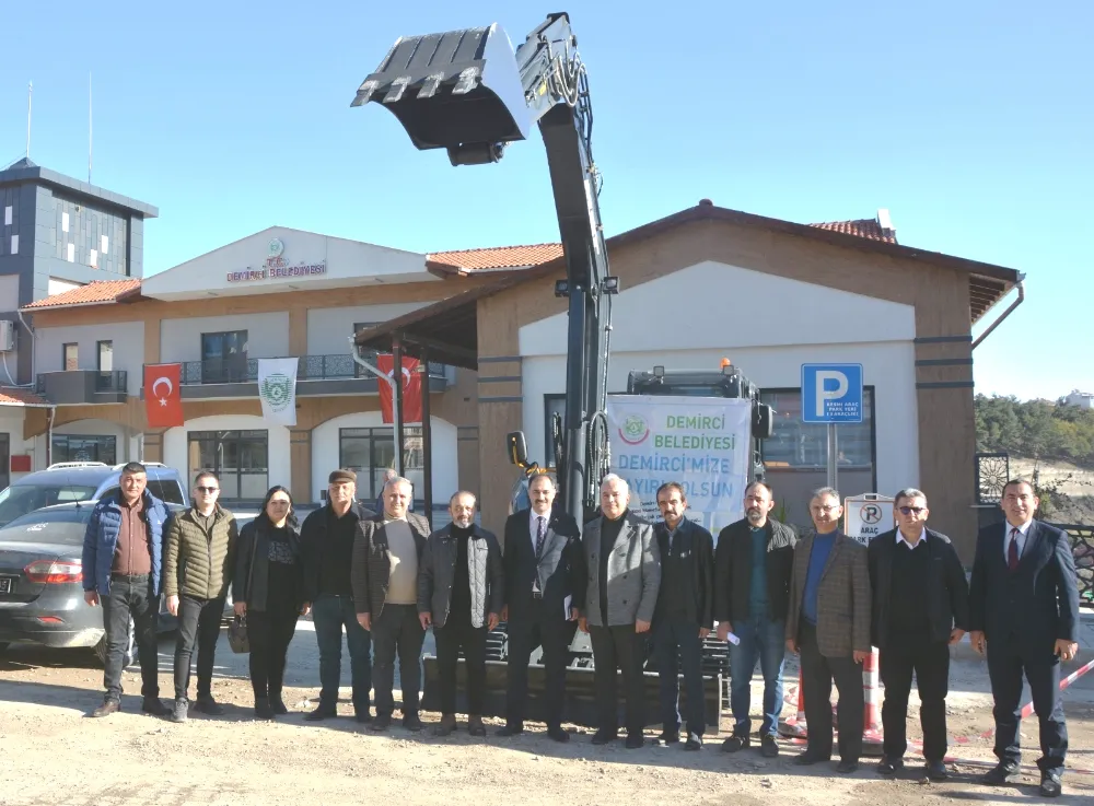 BAŞKAN ERKAN KARA, BELEDİYE FİLOSUNA YENİ İŞ MAKİNESİ KAZANDIRDI