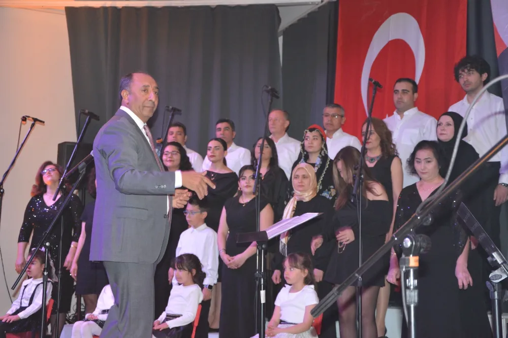 TÜRK HALK MÜZİĞİ KOROSU GÖNÜLLERİ FETHETTİ