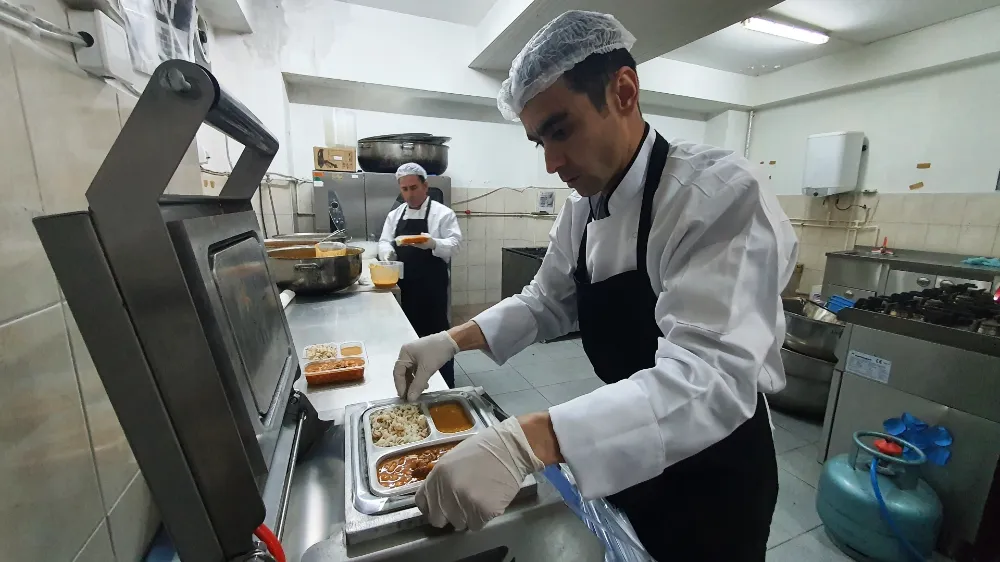 İHTİYAÇ SAHİPLERİNİN SOFRASINA SICAK YEMEK 