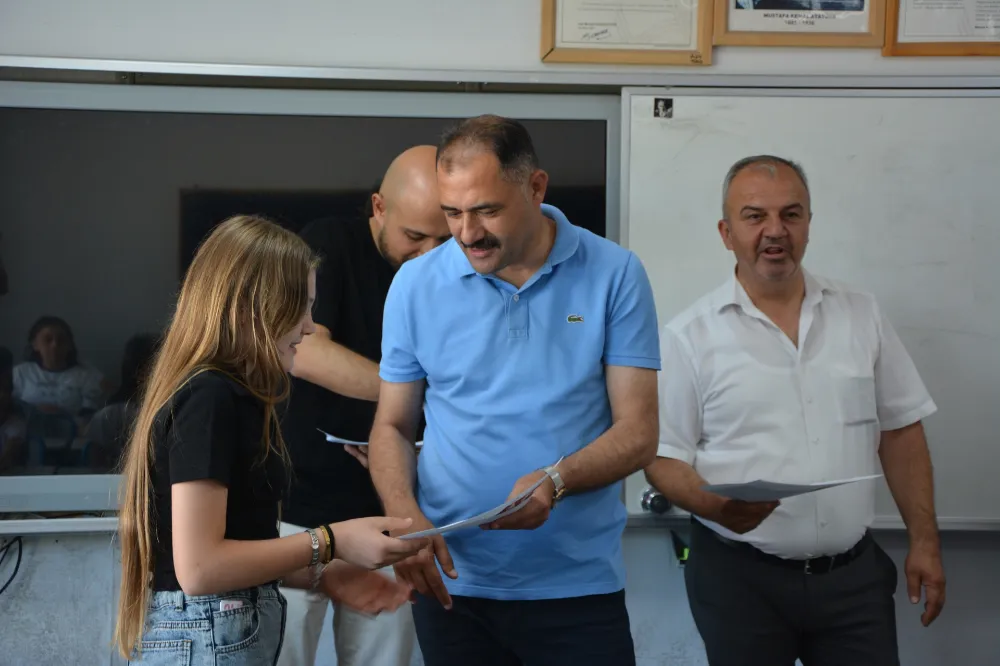 4712 ÖĞRENCİMİZDE KARNE SEVİNCİ 