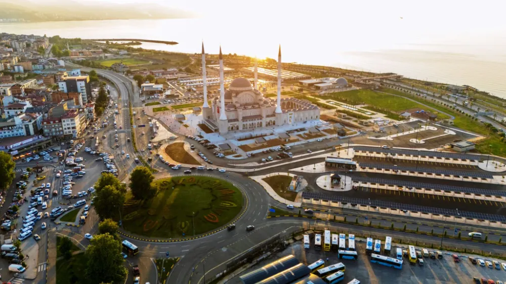 KARADENİZ’İN EN BÜYÜK CAMİSİ GÖRKEMLİ BİR TÖRENLE AÇILDI