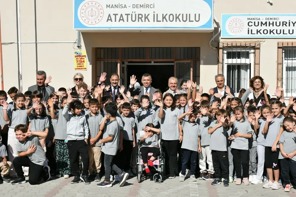 MİNİK ÖĞRENCİLERE OKULDA İLK GÜN ZİYARETİ