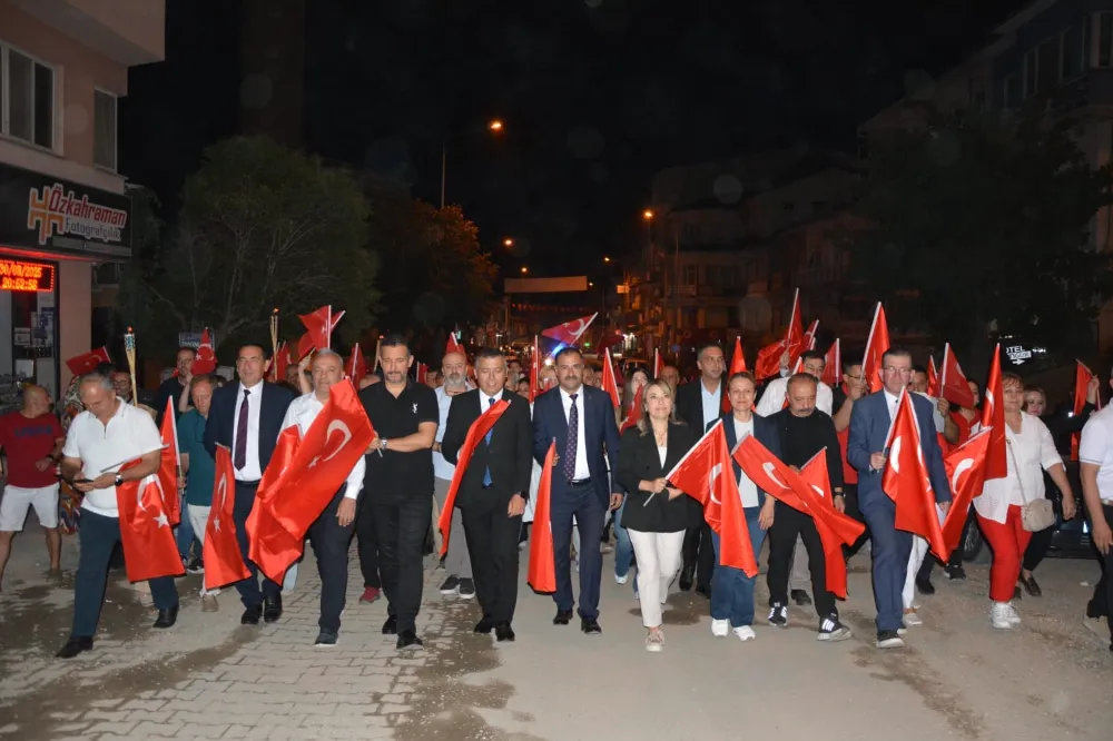 30 AĞUSTOS ZAFER BAYRAMINDA FENER ALAYI GECEYE RENK KATTI