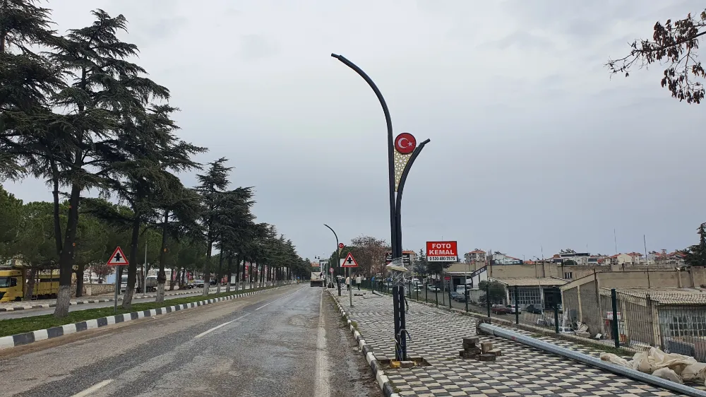 YENİ DEKORATİF AYDINLATMALARIN  MONTAJINA BAŞLANDI